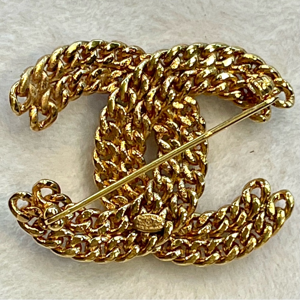 CHANEL chain link and faux pearl brooch, signed, never worn,  box&case, like new - Picture 5 of 14